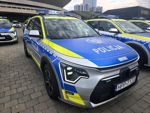 Kolorowe zdjęcie oznakowanego radiowozu Policji.