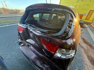 Kolorowe zdjęcie samochodu osobowego, którego tył został uszkodzony w wyniku zdarzenia drogowego.