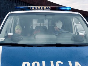 Kolorowe zdjęcie oznakowanego radiowozu