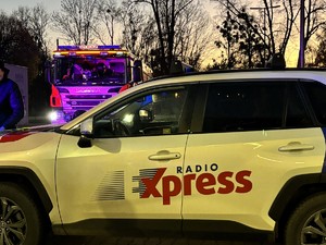 Kolorowe zdjęcie samochodu na którym widnieje napis Radio Express