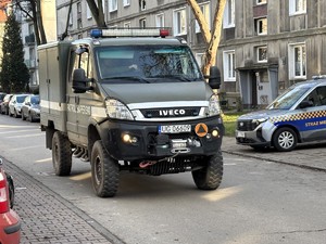 kolorowe zdjęcie stojącego na drodze pojazdu żołnierzy z grupy minersko-saperskiej.