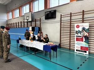 kolorowe zdjęcie stołu za którym siedzą członkowie komisji konkursowej.