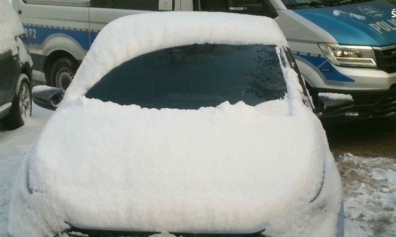 Na zdjęciu nieodśnieżony samochód.