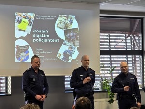 Kolorowe zdjęcie umundurowanych policjantów prowadzących wykład przed młodzieżą ósmych klas szkół podstawowych.