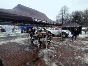 Kolorowe zdjęcie motocykli crosowych.