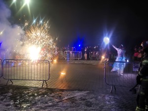 Kolorowe zdjęcie iluminacji świetlnych oraz pokazu zimnych ognii.