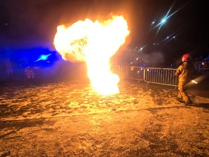 Kolorowe zdjęcie kontrolowanego pożaru.