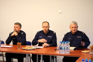 Kolorowe zdjęcie siedzących przy stole komendantów Policji.