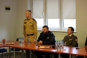 Kolorowe zdjęcie umundurowanego przedstawiciela Państwowej Straży Pożarnej podczas przemówienia.