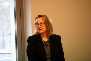 Kolorowe zdjęcie Prezes Sądu Rejonowego podczas przemówienia.