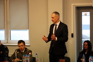 Kolorowe zdjęcie prezydenta Miasta Tychy podczas przemówienia.