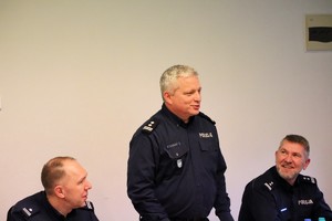 Kolorowe zdjęcie Zastępcy Komendanta Wojewódzkiego Policji w Katowicach podczas przemówienia.