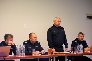 Kolorowe zdjęcie Zastępcy Komendanta Wojewódzkiego Policji w Katowicach podczas przemówienia.