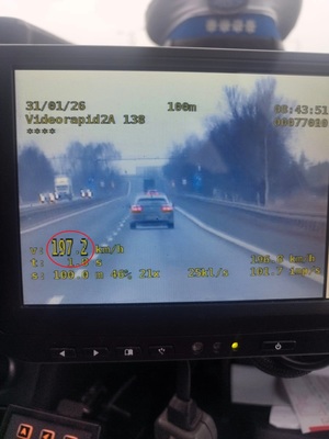 Kolorowe zdjęcie ekranu videorejestratora ze wskazaniami przekroczenia prędkości mierzonego pojazdu.