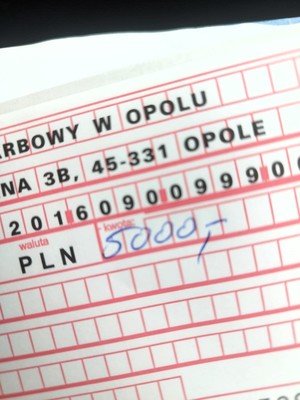 Kolorowe zdjęcie druku pocztowego z numerem konta bankowego oraz kwotą do zapłaty 5,000 zł.
