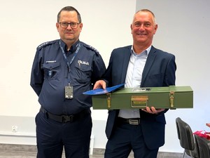 Kolorowe zdjęcie pozujących Naczelnika Wydziału Prewencji Komendy Miejskiej Policji w Tychach oraz policjanta odchodzącego na emeryturę.