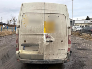 Kolorowe zdjęcie samochodu typu bus na którym widoczny jest jego zły stan techniczny.