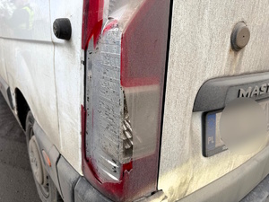 Kolorowe zdjęcie samochodu typu bus na którym widoczny jest jego zły stan techniczny.