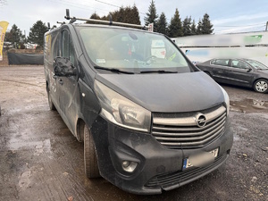 Kolorowe zdjęcie samochodu typu bus na którym widoczny jest jego zły stan techniczny.