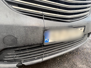 Kolorowe zdjęcie samochodu typu bus na którym widoczny jest jego zły stan techniczny.