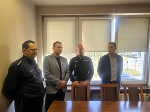 Kolorowe zdjęcie stojących naczelników poszczególnych wydziałów komendy.