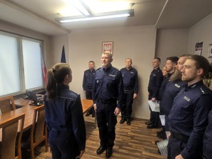 Kolorowe zdjęcie naczelnika Wydziału Prewencji składającego meldunek komendantowi Komendy Miejskiej Policji w Tychach.