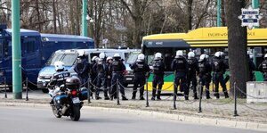 Kolorowe zdjęcie umundurowanych policjantów oraz oznakowanego motocykla Policji podczas zabezpieczenia.