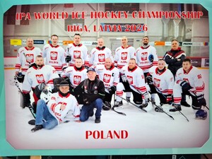 Drużyna reprezentacji Polski w hokeju na tafli stadionu zimowego.