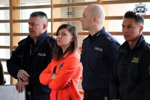 Umundurowani policjanci, ratownik medyczny oraz strażnik miejski stojący w rzędzie.
