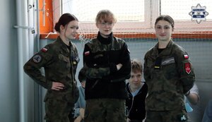 Uczennice w umundurowaniu wojskowym.