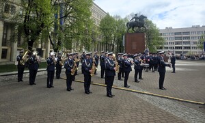 Policjanci Orkiestry Komendy Wojewódzkiej stojący na placu.