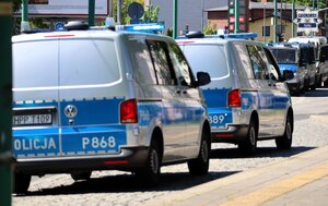 Oznakowane radiowozy Policji przemieszczające się ulicami miasta.