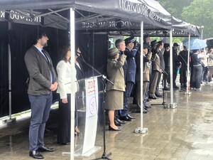 Na zdjęciu goście zaproszeni na wydarzenie stojący pod namiotem