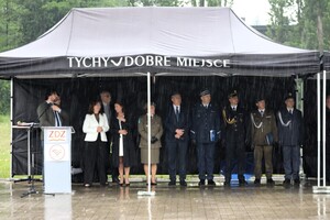 Na zdjęciu goście zaproszeni na wydarzenie stojący pod namiotem
