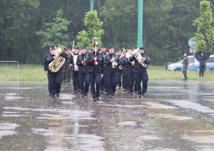 Na zdjęciu policjanci i uczniowie podczas przemarszu