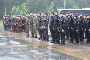 Na zdjęciu uczniowie klas mundurowych podczas uroczystej zbiórki