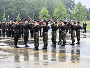 Na zdjęciu uczniowie klas mundurowych podczas uroczystej zbiórki