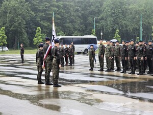 Na zdjęciu uczniowie klas mundurowych podczas uroczystej zbiórki