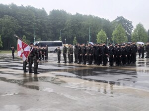 Na zdjęciu uczniowie klas mundurowych podczas uroczystej zbiórki