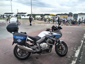 Na zdjęciu umundurowany policjant podczas egzaminu na kartę rowerową