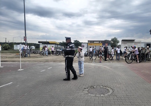 Na zdjęciu umundurowany policjant podczas egzaminu na kartę rowerową