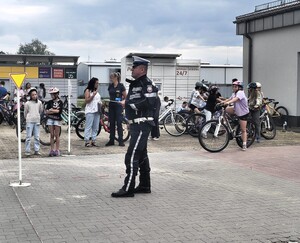 Na zdjęciu umundurowany policjant podczas egzaminu na kartę rowerową