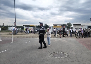 Na zdjęciu umundurowany policjant podczas egzaminu na kartę rowerową