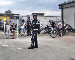 Na zdjęciu umundurowany policjant podczas egzaminu na kartę rowerową
