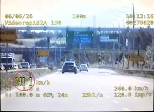 Kadr nagrania z wideorejestratora z widoczną prędkością 241 km/h