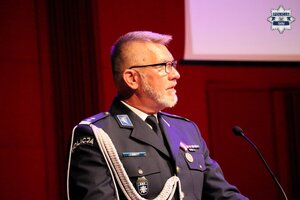 Komendant Miejski Policji w Tychach mł. insp. Tomasz Zawadzki podczas przemówienia.