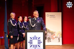 Komendant Miejski Policji w Tychach mł. insp. Tomasz Zawadzki podczas przemówienia. W tle widoczne umundurowane policjantki.