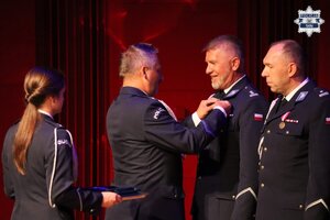 Komendant Miejski Policji w Tychach mł. insp. Tomasz Zawadzki otrzymuje medal.