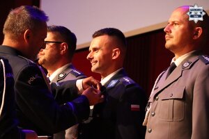 Umundorowani policjanci otrzymują odznaczenia związkowe.