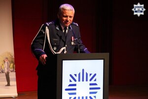 Zastępca Komendanta Wojewódzkiego w Katowicach mł. insp. Marek Gadziński podczas przemówienia.